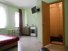 Комната с кроватями и телевизором