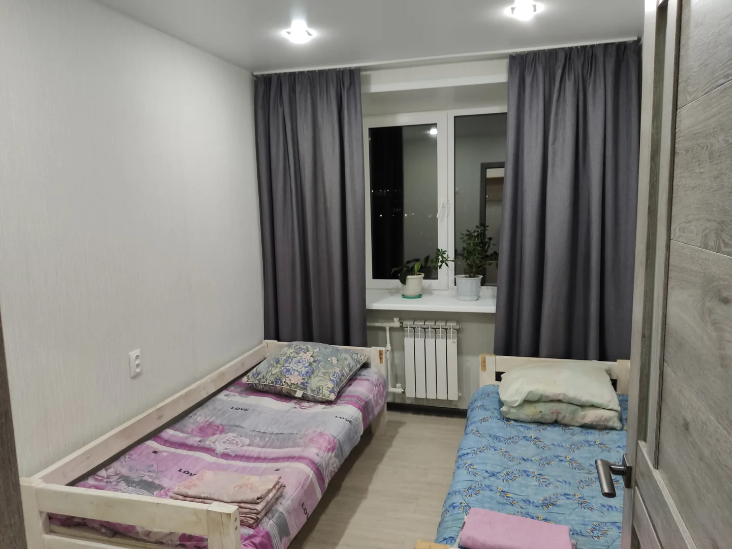 Комната с двумя видимыми отдельными кроватями